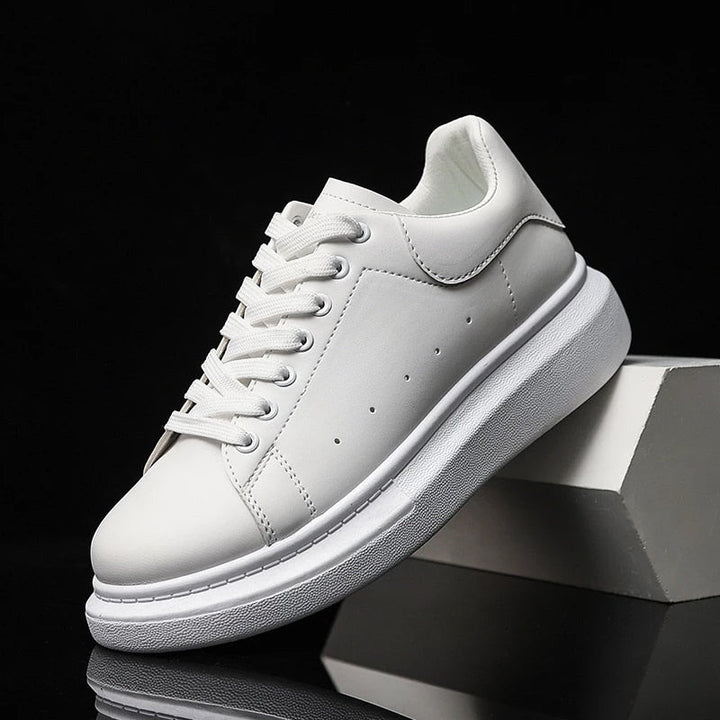 "Witte herensneakers met dikke zool, strak en minimalistisch design, comfortabel en stijlvol voor diverse outfits."