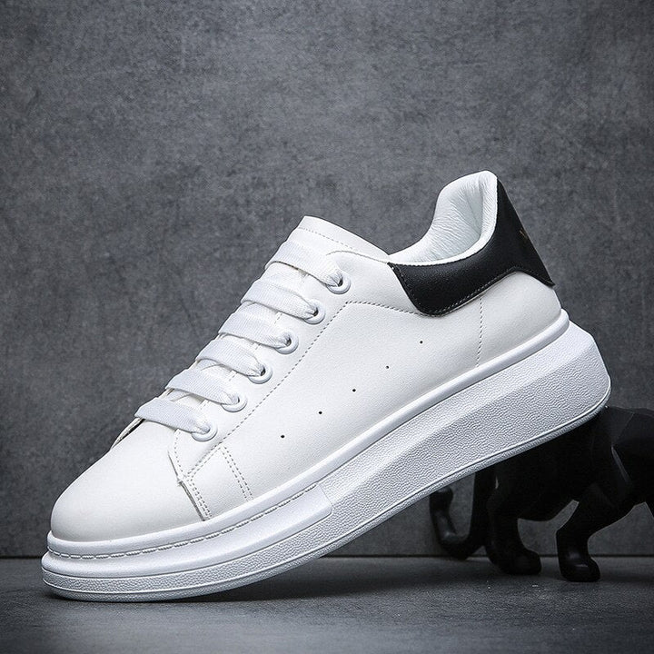 "Witte herensneakers met dikke zool, strak en minimalistisch design, comfortabel en stijlvol voor diverse outfits."