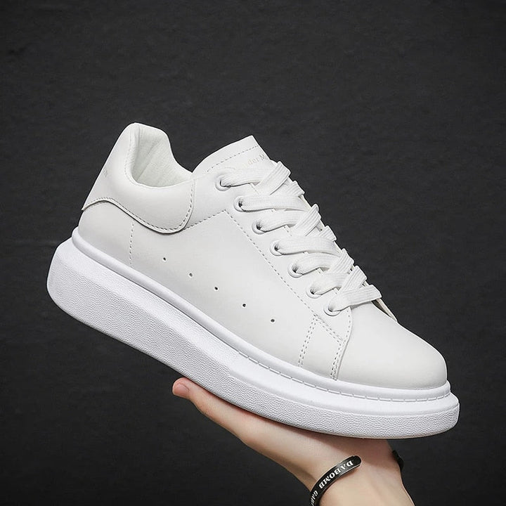 "Witte herensneakers met dikke zool, strak en minimalistisch design, comfortabel en stijlvol voor diverse outfits."
