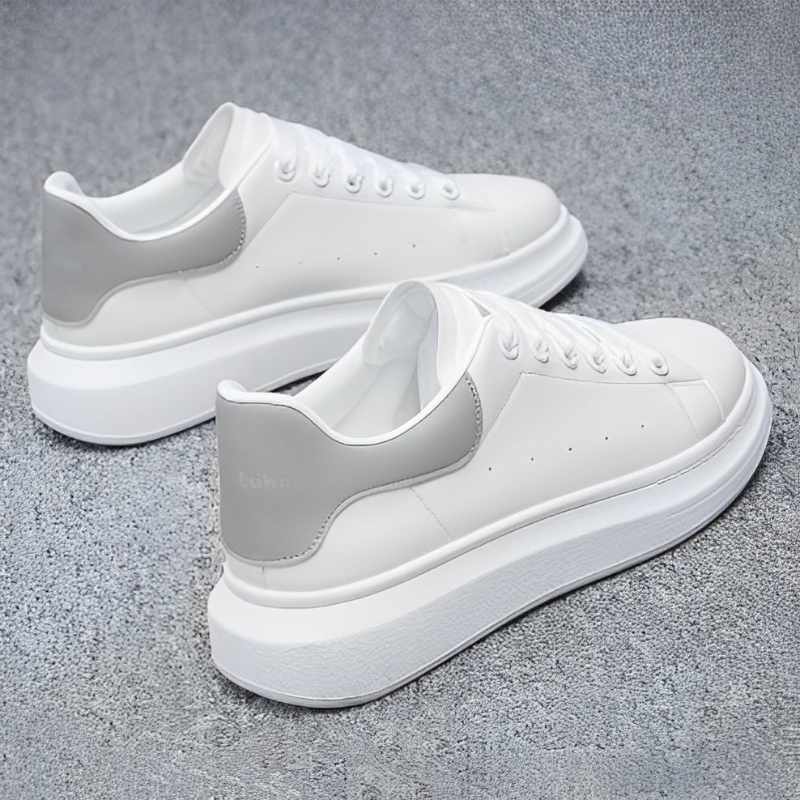 "Witte herensneakers met dikke zool, strak en minimalistisch design, comfortabel en stijlvol voor diverse outfits."