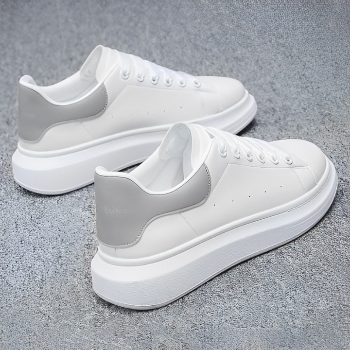 "Witte herensneakers met dikke zool, strak en minimalistisch design, comfortabel en stijlvol voor diverse outfits."