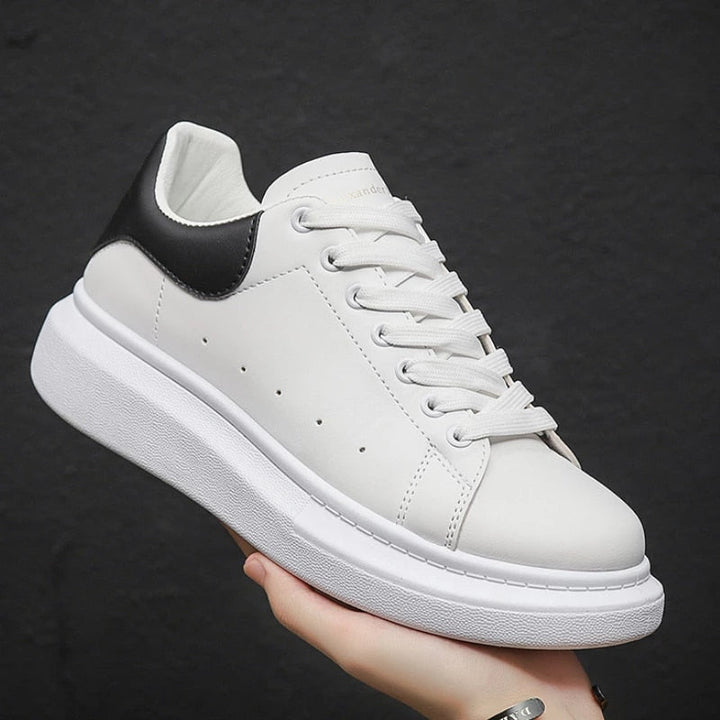 "Witte herensneakers met dikke zool, strak en minimalistisch design, comfortabel en stijlvol voor diverse outfits."