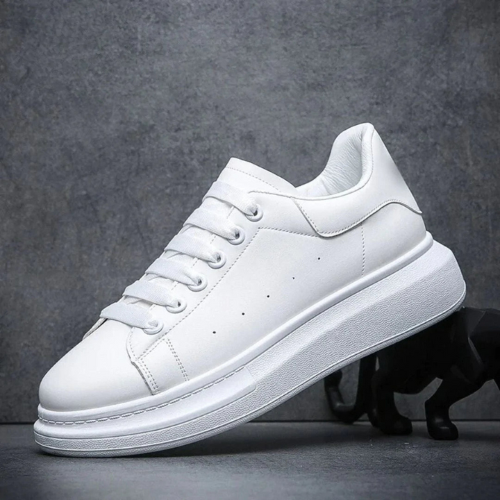 "Witte herensneakers met dikke zool, strak en minimalistisch design, comfortabel en stijlvol voor diverse outfits."