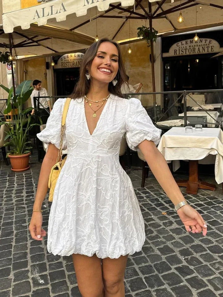Witte jurk met elegante geborduurde ruches; zomers ontwerp, verfijnde details, flatterende pasvorm voor dames.