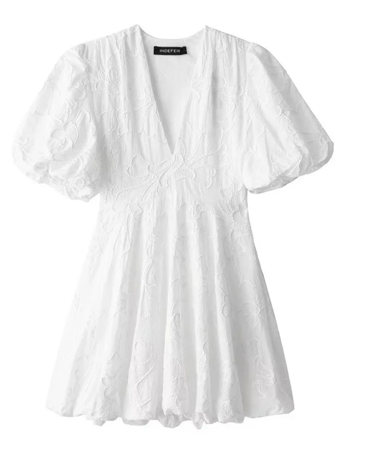 Witte jurk met elegante geborduurde ruches; zomers ontwerp, verfijnde details, flatterende pasvorm voor dames.