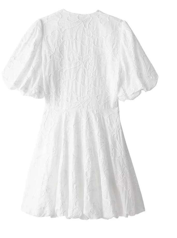 Witte jurk met elegante geborduurde ruches; zomers ontwerp, verfijnde details, flatterende pasvorm voor dames.