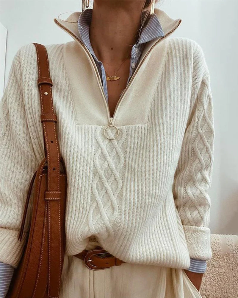 Witte kabelgebreide half-zip trui voor dames, elegante uitstraling, perfect voor beide casual en formele gelegenheden.