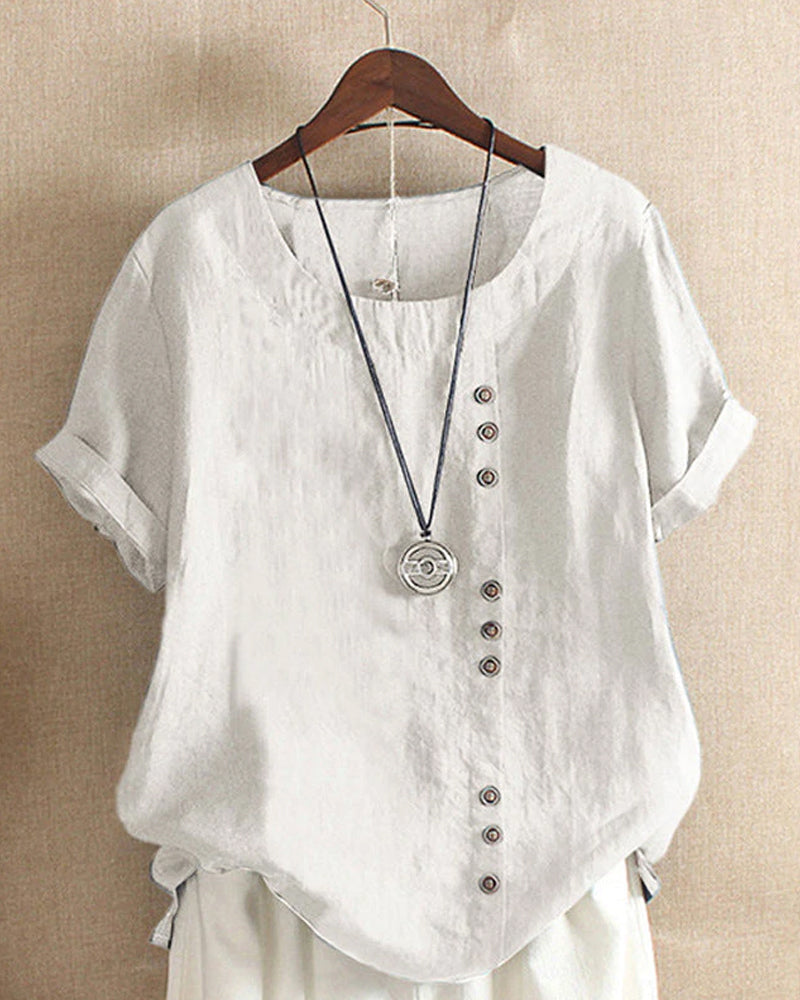 Witte luchtige linnen damesblouse, elegant en getailleerd voor zomercomfort en stijl, geschikt voor diverse gelegenheden.