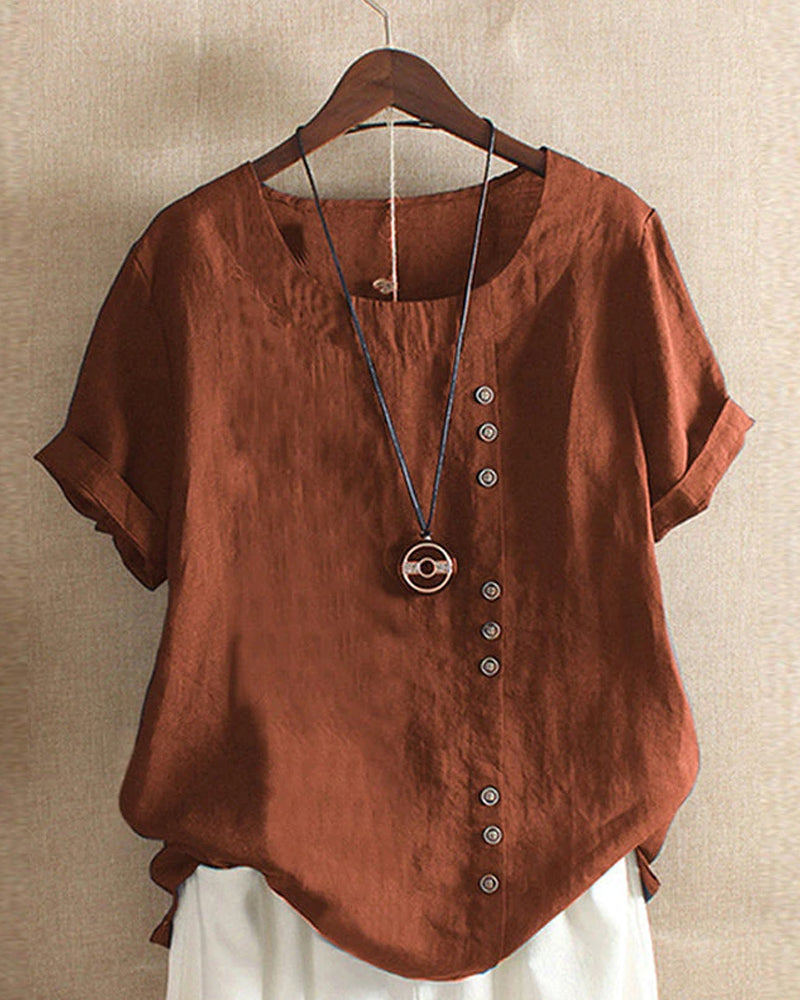 Witte luchtige linnen damesblouse, elegant en getailleerd voor zomercomfort en stijl, geschikt voor diverse gelegenheden.