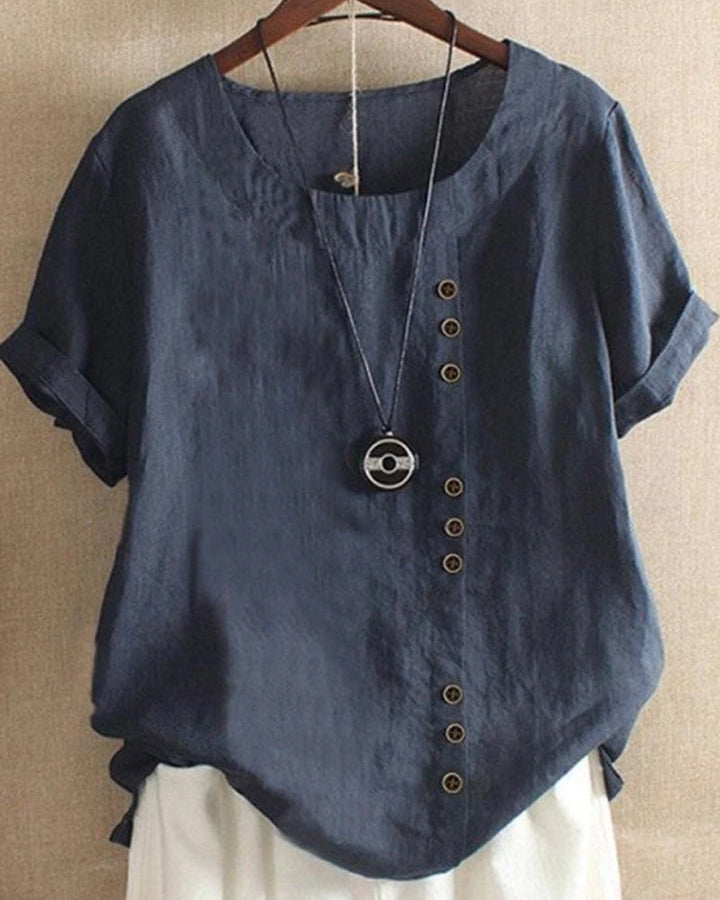 Witte luchtige linnen damesblouse, elegant en getailleerd voor zomercomfort en stijl, geschikt voor diverse gelegenheden.