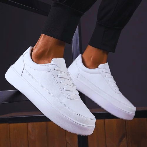 "Witte orthopedische sneakers voor heren, strak modern ontwerp met ergonomische ondersteuning en duurzaam materiaal."