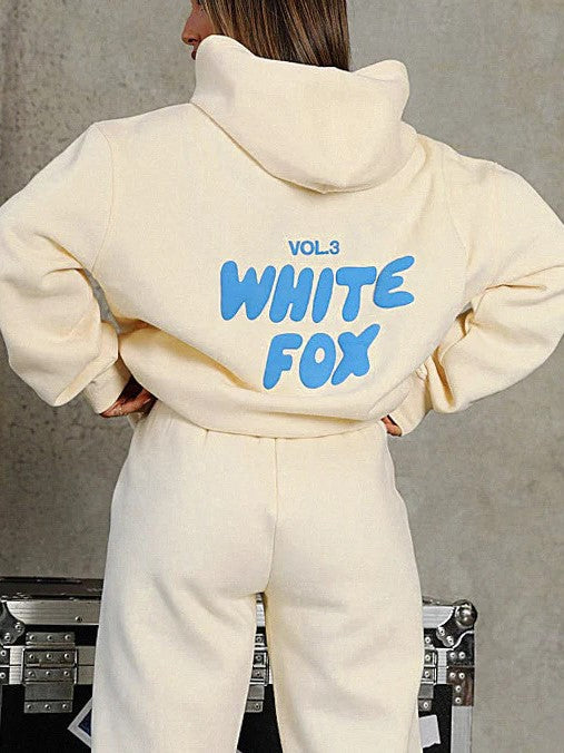 "Witte Vos trainingspak heren, loose fit, vooraanzicht met oversized silhouet en opvallend pofdruklogo."