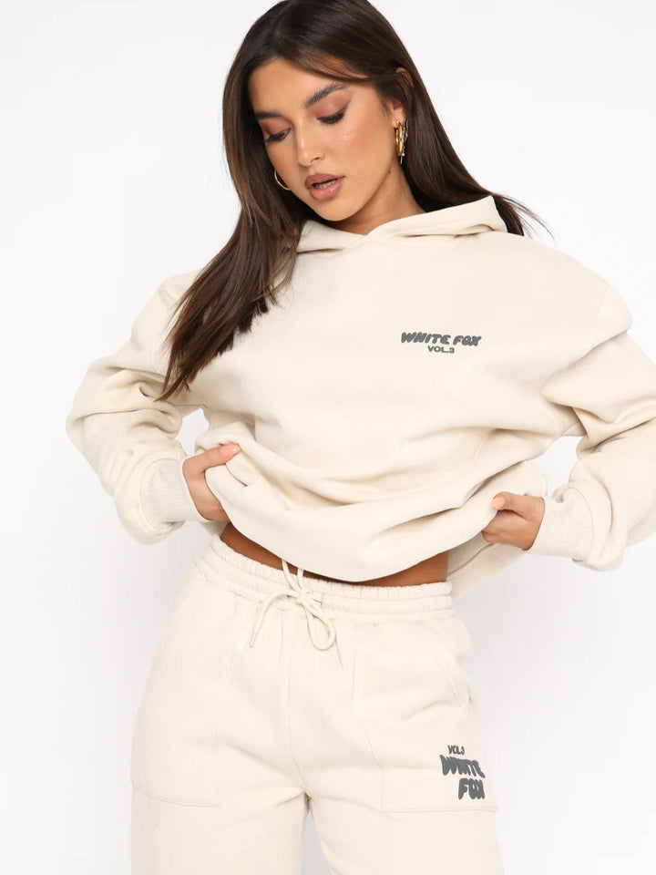 "Witte Vos trainingspak heren, loose fit, vooraanzicht met oversized silhouet en opvallend pofdruklogo."