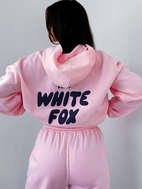"Witte Vos trainingspak heren, loose fit, vooraanzicht met oversized silhouet en opvallend pofdruklogo."