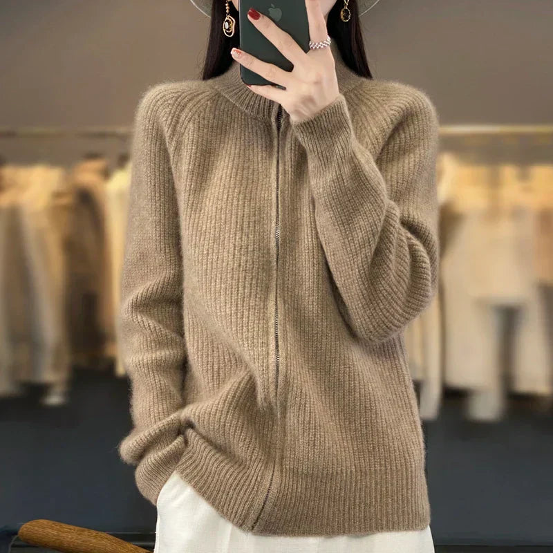 "Wollen damesvest met rits, gebreide structuur, warme beige tint, geschikt voor herfst en winter, comfortabel en stijlvol."