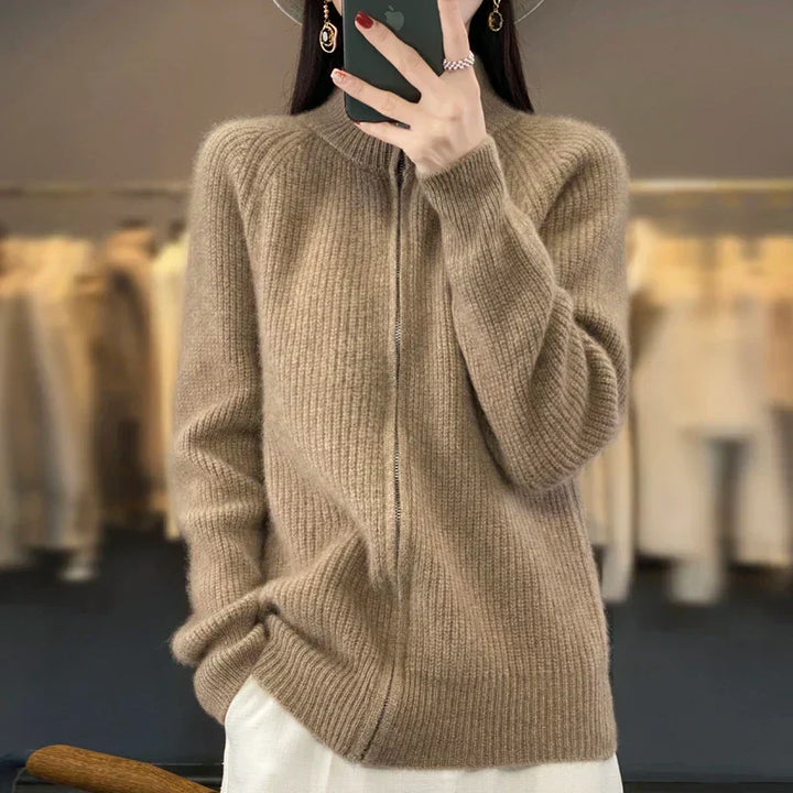 "Wollen damesvest met rits, gebreide structuur, warme beige tint, geschikt voor herfst en winter, comfortabel en stijlvol."
