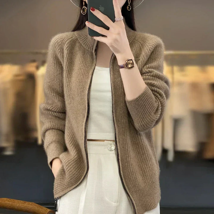 "Wollen damesvest met rits, gebreide structuur, warme beige tint, geschikt voor herfst en winter, comfortabel en stijlvol."