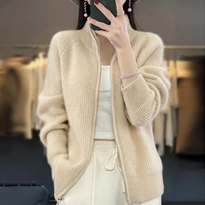 "Wollen damesvest met rits, gebreide structuur, warme beige tint, geschikt voor herfst en winter, comfortabel en stijlvol."