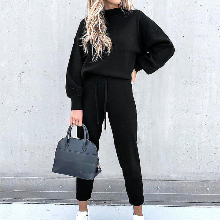 "Zacht tweedelig huispak met coltrui en high waist broek, ideaal voor comfort en stijl in diverse kleuren."
