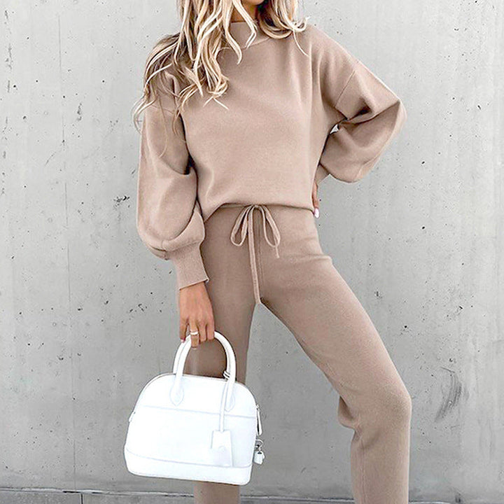 "Zacht tweedelig huispak met coltrui en high waist broek, ideaal voor comfort en stijl in diverse kleuren."