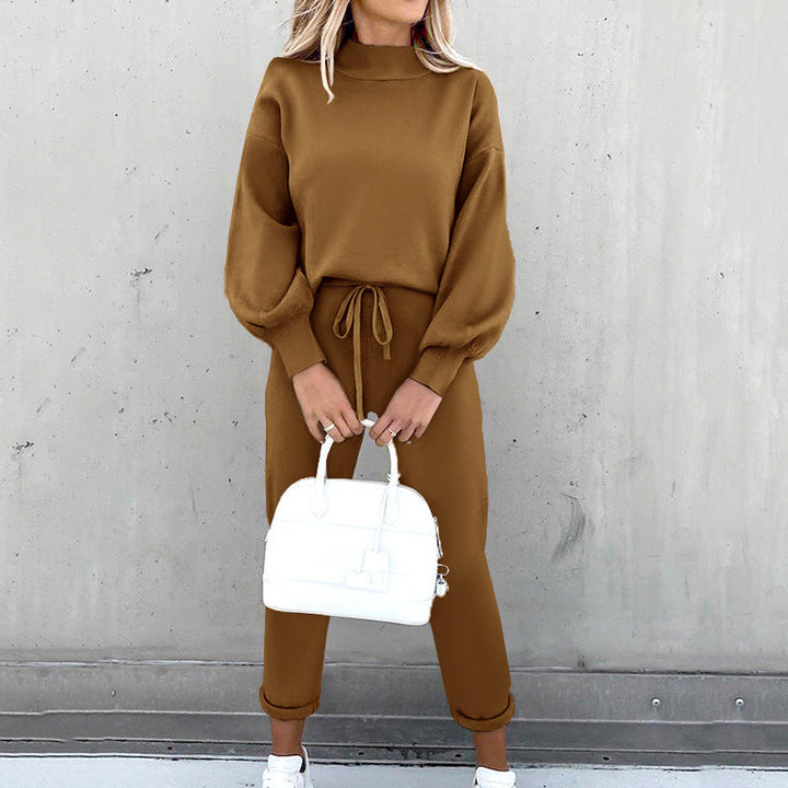 "Zacht tweedelig huispak met coltrui en high waist broek, ideaal voor comfort en stijl in diverse kleuren."