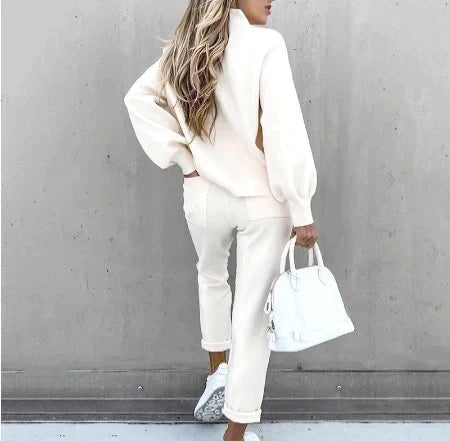 "Zacht tweedelig huispak met coltrui en high waist broek, ideaal voor comfort en stijl in diverse kleuren."