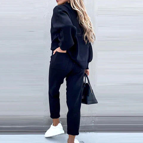 "Zacht tweedelig huispak met coltrui en high waist broek, ideaal voor comfort en stijl in diverse kleuren."
