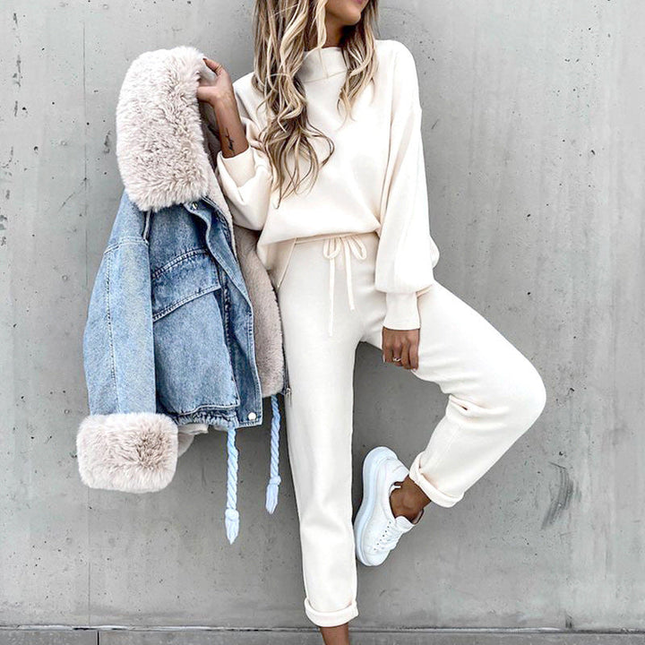 "Zacht tweedelig huispak met coltrui en high waist broek, ideaal voor comfort en stijl in diverse kleuren."