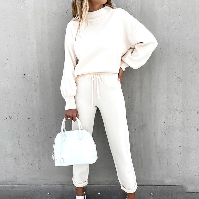 "Zacht tweedelig huispak met coltrui en high waist broek, ideaal voor comfort en stijl in diverse kleuren."