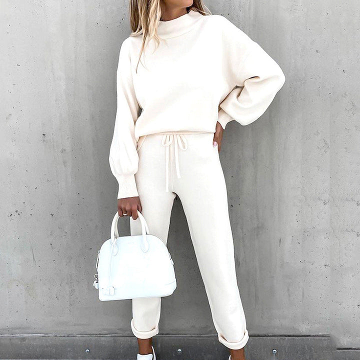 "Zacht tweedelig huispak met coltrui en high waist broek, ideaal voor comfort en stijl in diverse kleuren."