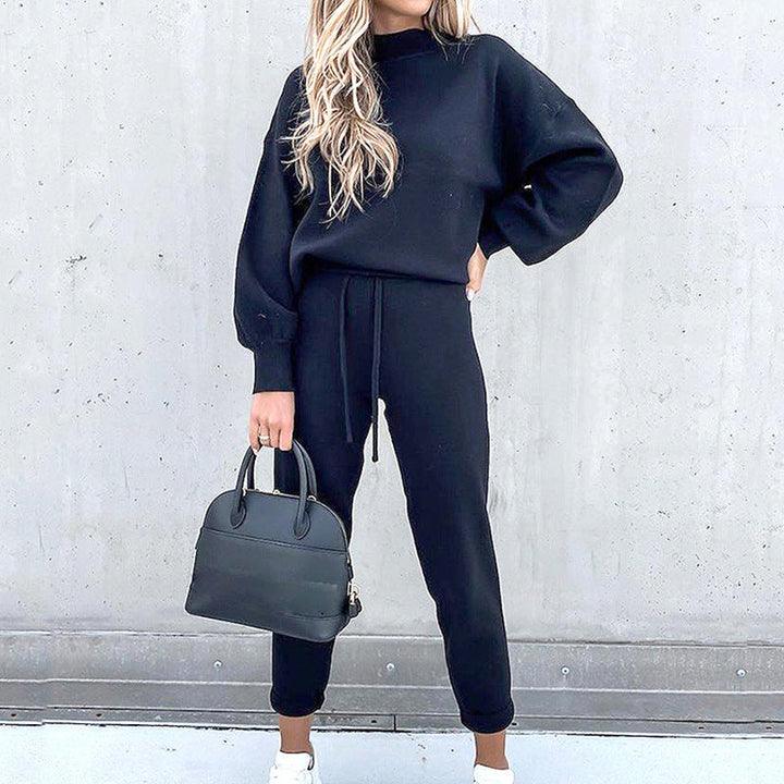 "Zacht tweedelig huispak met coltrui en high waist broek, ideaal voor comfort en stijl in diverse kleuren."