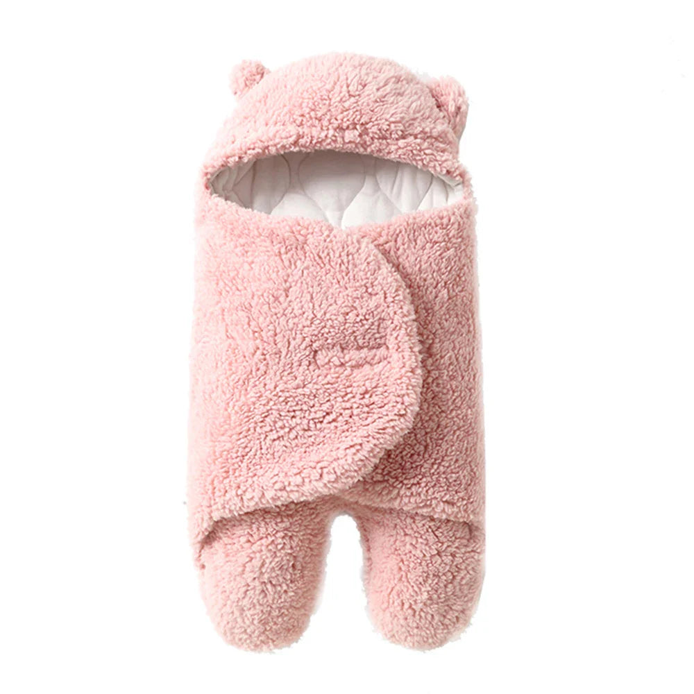 "Zachte baby wikkel deken in pasteltinten, houdt je baby warm en knus in de winter, gemaakt van huidvriendelijk materiaal."