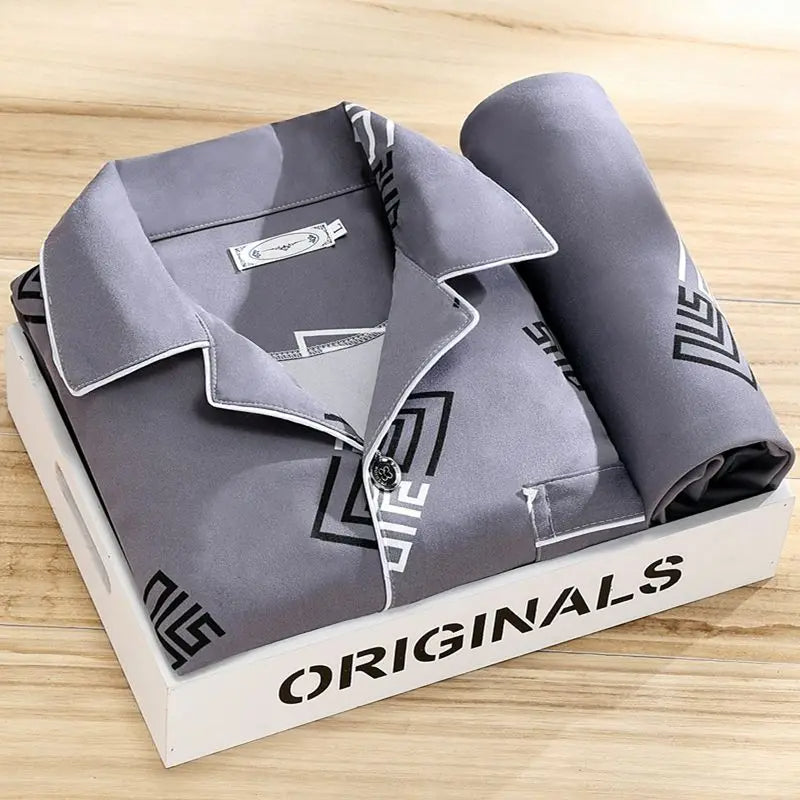 "Zachte heren pyjama met knoopsluiting en overhemd. Luxe en ademende set voor comfort en stijl. Ideaal voor dagelijks gebruik