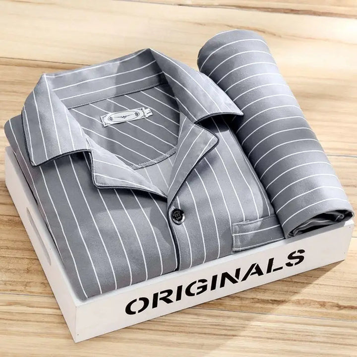 "Zachte heren pyjama met knoopsluiting en overhemd. Luxe en ademende set voor comfort en stijl. Ideaal voor dagelijks gebruik