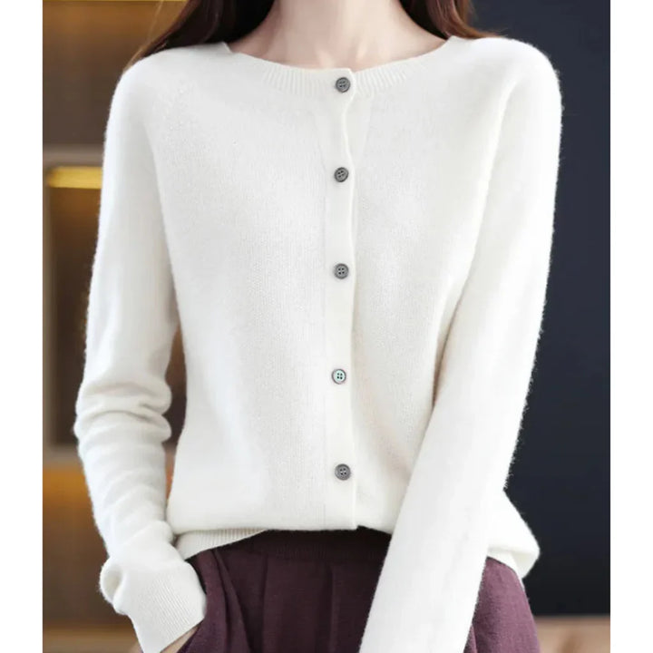 "Zachte merinowol cardigan dames met ronde hals, klassieke snit en veelzijdig voor casual of chique gelegenheden."