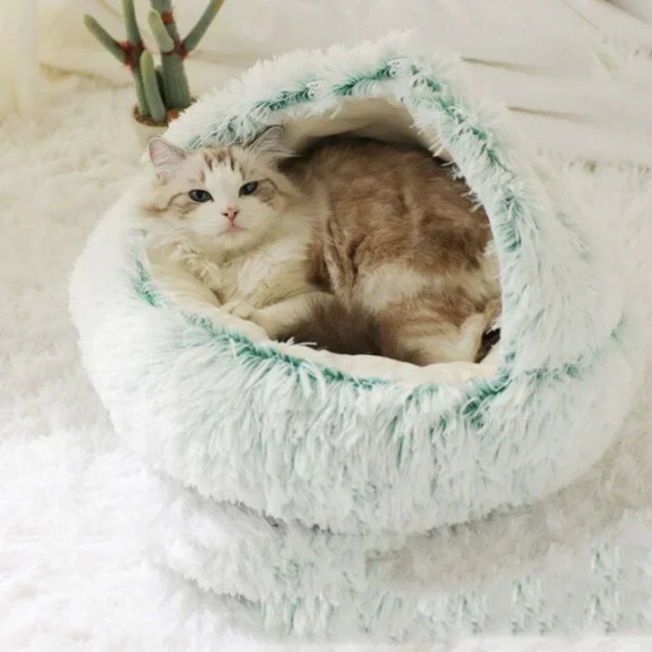 "Zachte pluche CozyHome mand voor katten en honden, beige kleur, biedt comfort en veiligheid met anti-slip onderkant."