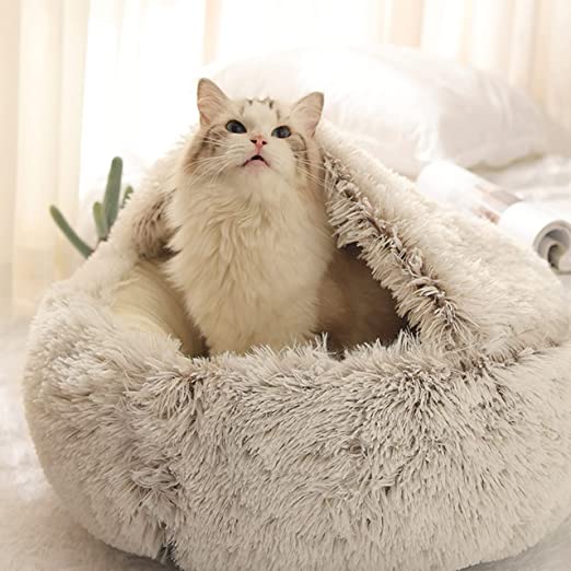 "Zachte pluche CozyHome mand voor katten en honden, beige kleur, biedt comfort en veiligheid met anti-slip onderkant."