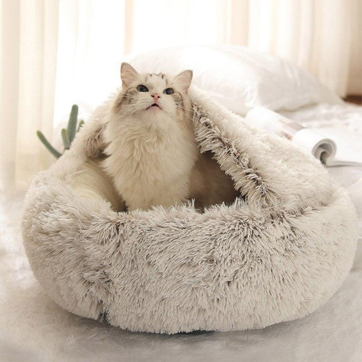 "Zachte pluche CozyHome mand voor katten en honden, beige kleur, biedt comfort en veiligheid met anti-slip onderkant."
