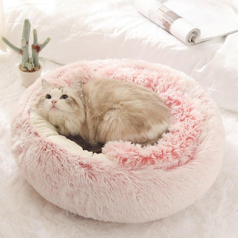 "Zachte pluche CozyHome mand voor katten en honden, beige kleur, biedt comfort en veiligheid met anti-slip onderkant."