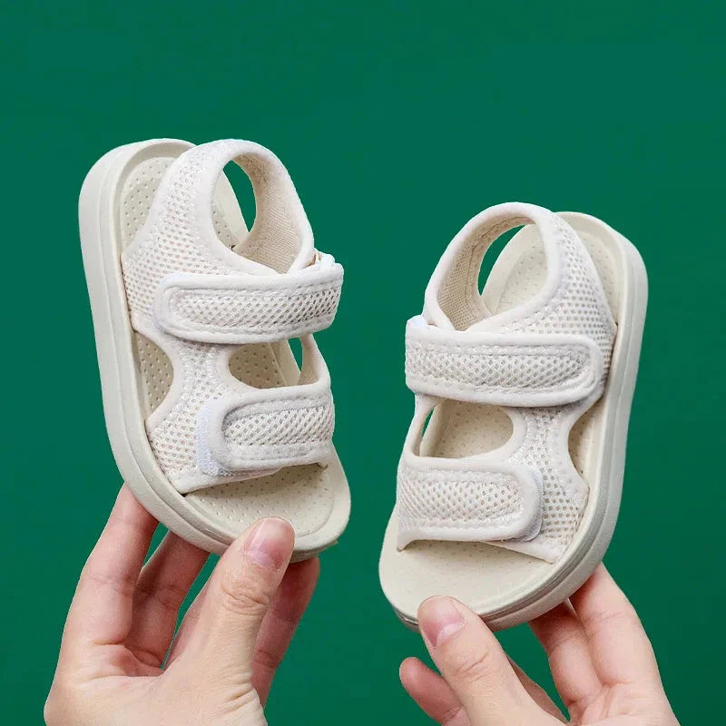 Zachte, sneldrogende kindersandalen met ademend ontwerp en moderne stijl, ideaal voor avontuurlijke zomerdagen.