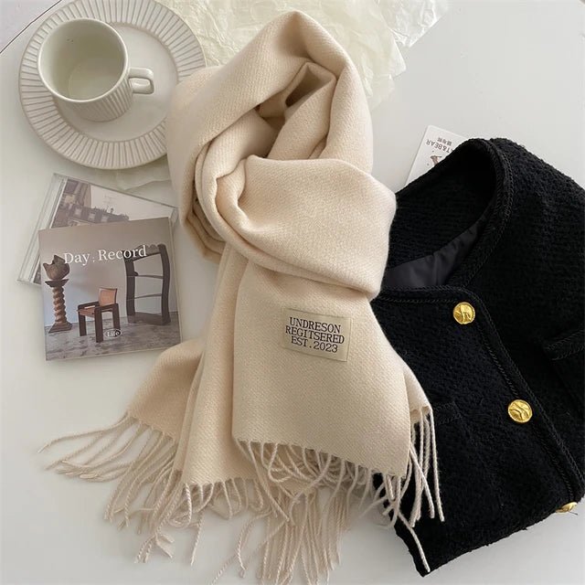 "Zachte warme wollen sjaal, lichtgrijs, luxueuze textuur, ideaal voor winterse mode, vrouwenaccessoire"
