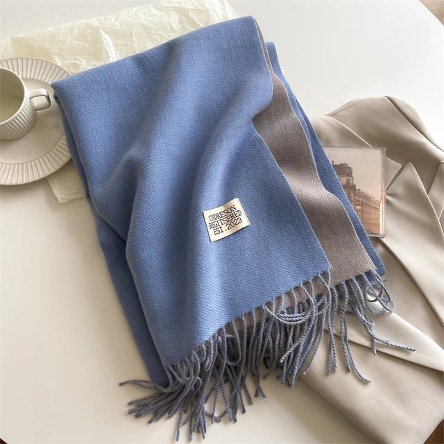 "Zachte warme wollen sjaal, lichtgrijs, luxueuze textuur, ideaal voor winterse mode, vrouwenaccessoire"
