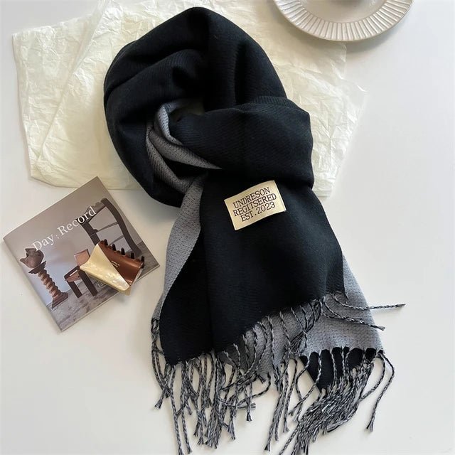 "Zachte warme wollen sjaal, lichtgrijs, luxueuze textuur, ideaal voor winterse mode, vrouwenaccessoire"
