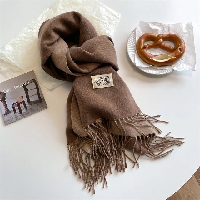 "Zachte warme wollen sjaal, lichtgrijs, luxueuze textuur, ideaal voor winterse mode, vrouwenaccessoire"