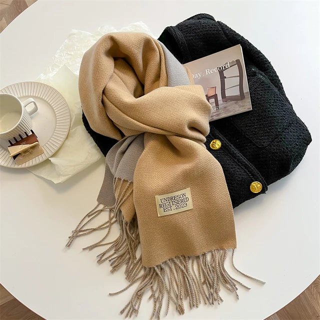 "Zachte warme wollen sjaal, lichtgrijs, luxueuze textuur, ideaal voor winterse mode, vrouwenaccessoire"