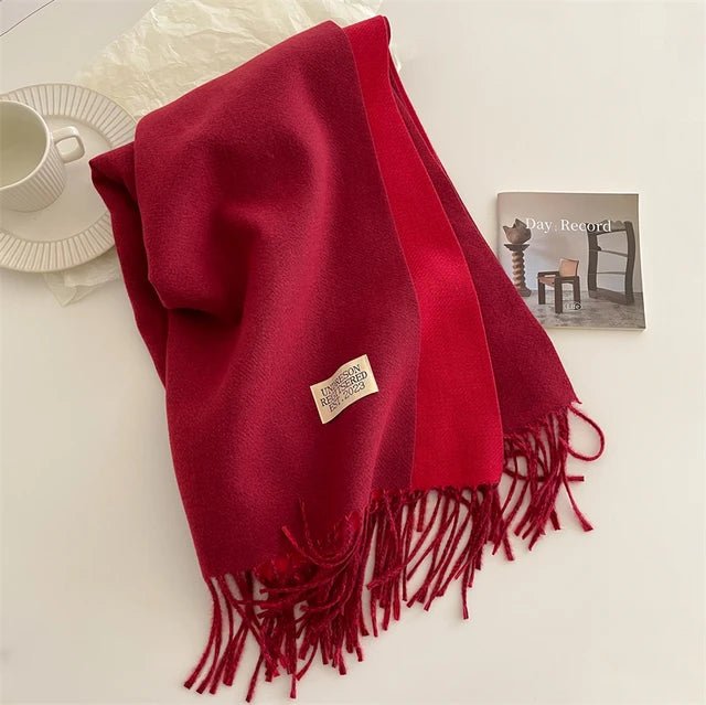 "Zachte warme wollen sjaal, lichtgrijs, luxueuze textuur, ideaal voor winterse mode, vrouwenaccessoire"