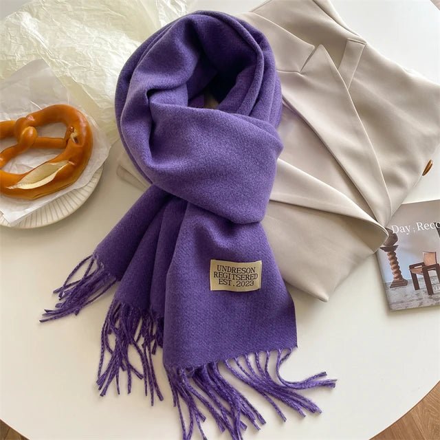 "Zachte warme wollen sjaal, lichtgrijs, luxueuze textuur, ideaal voor winterse mode, vrouwenaccessoire"