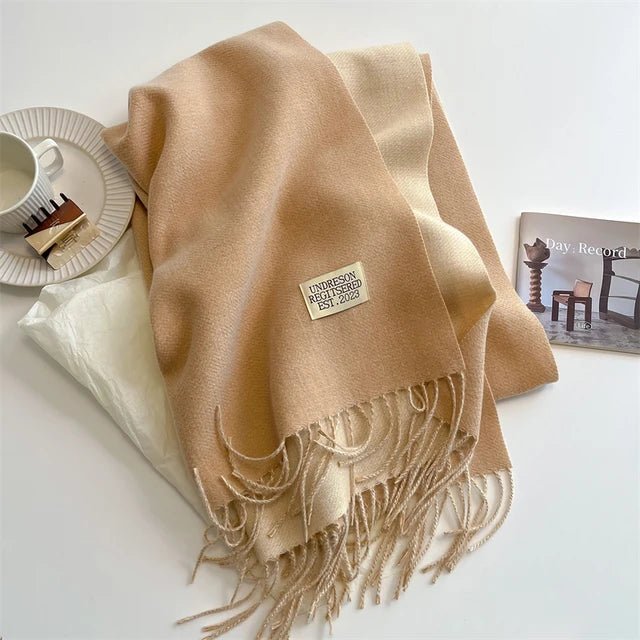 "Zachte warme wollen sjaal, lichtgrijs, luxueuze textuur, ideaal voor winterse mode, vrouwenaccessoire"