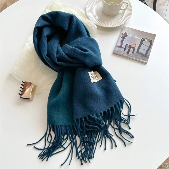 "Zachte warme wollen sjaal, lichtgrijs, luxueuze textuur, ideaal voor winterse mode, vrouwenaccessoire"