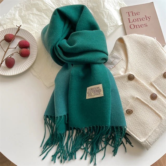 "Zachte warme wollen sjaal, lichtgrijs, luxueuze textuur, ideaal voor winterse mode, vrouwenaccessoire"